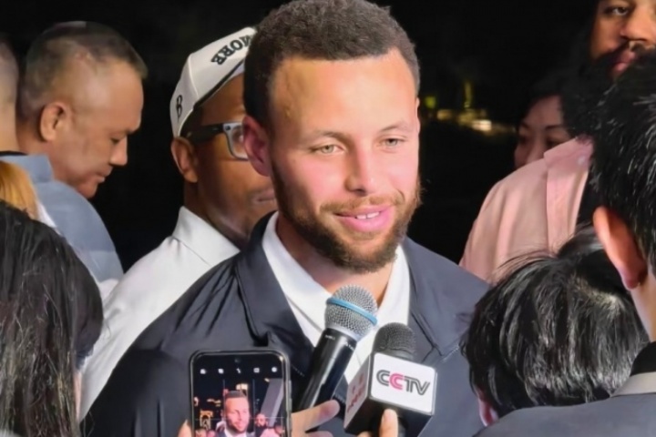 华体会体育-库里也是好起来了~ CCTV话筒现身库里中国行采访现场