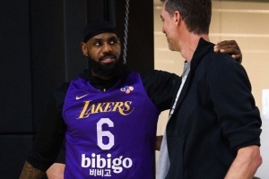 大加造访湖人训练馆！官推晒照：詹姆斯搂肩与其相谈甚欢