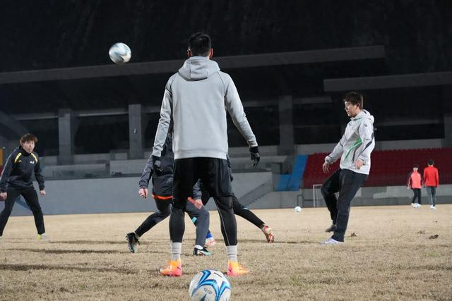 夜训！湖州队备战浙江省城市足球联赛|足协|训练|队员|体能|家长_新浪体育_新浪新闻